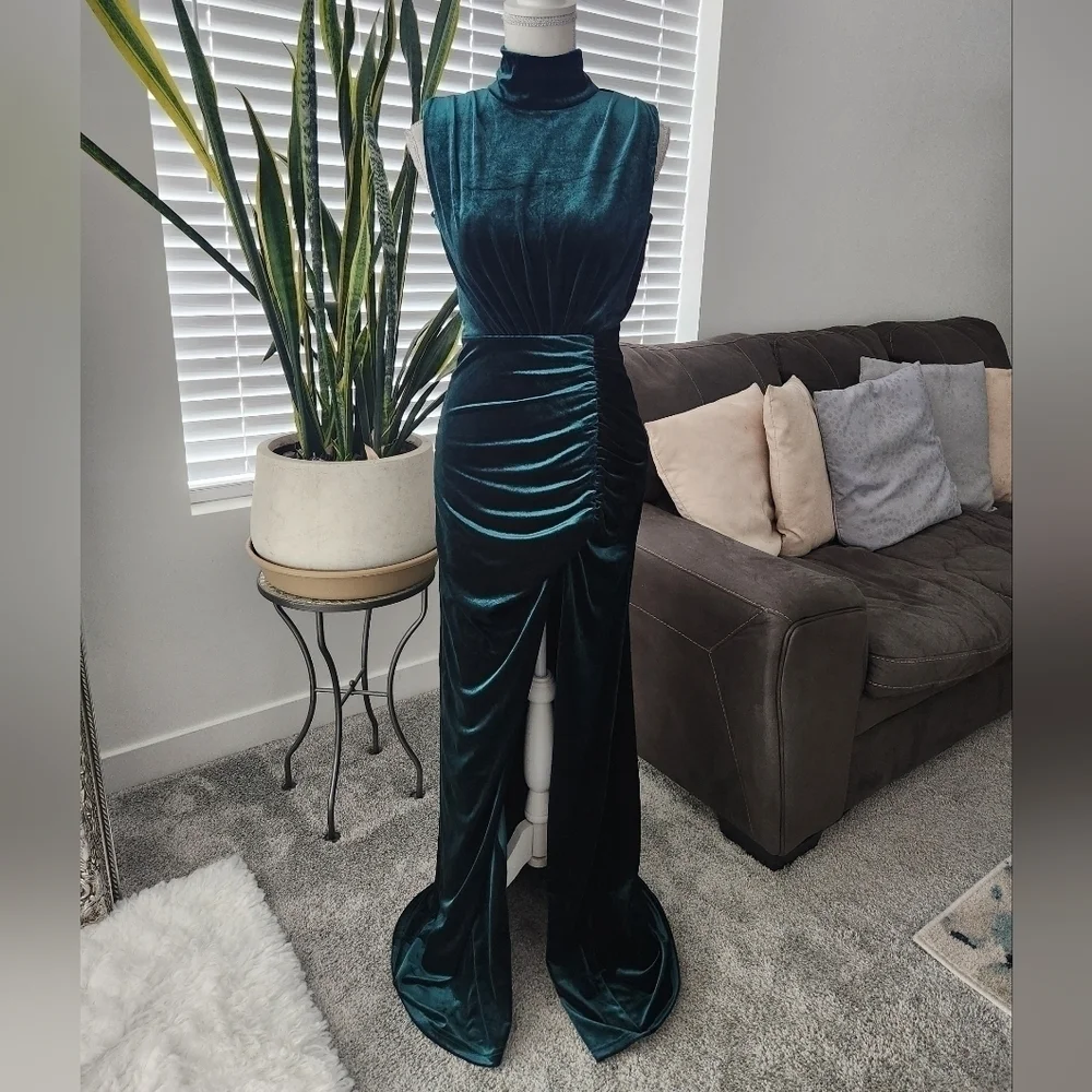 Revelry Beck Velvet Dress. Emerald. Size 0. Regular Maxi: 46 in waist to hem. Ne